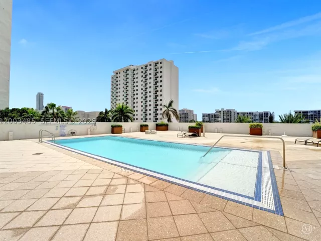 2-bedroom condo for sale in Hollywood - 2751 S Ocean Dr 908S - MondialRealty