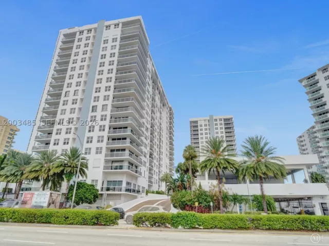 2-bedroom condo for sale in Hollywood - 2751 S Ocean Dr 908S - MondialRealty