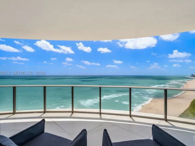 4-bedroom condo for sale in Sunny Isles Beach - 15701 Collins Ave 2005 - MondialRealty