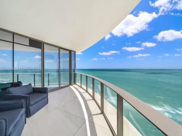 4-bedroom condo for sale in Sunny Isles Beach - 15701 Collins Ave 2005 - MondialRealty