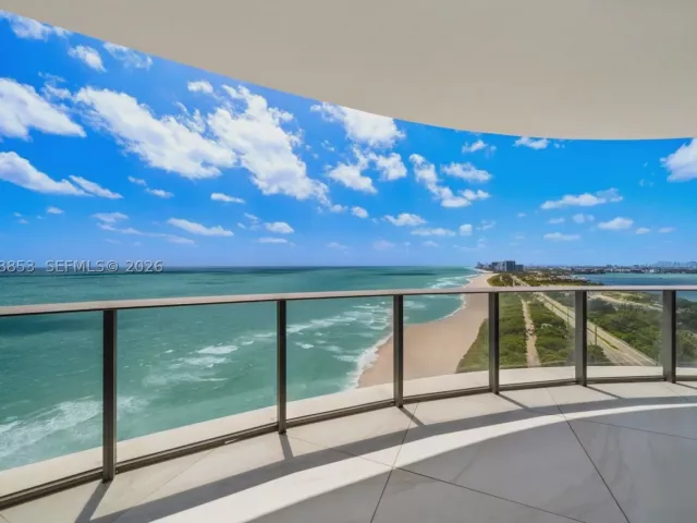 4-bedroom condo for sale in Sunny Isles Beach - 15701 Collins Ave 2005 - MondialRealty