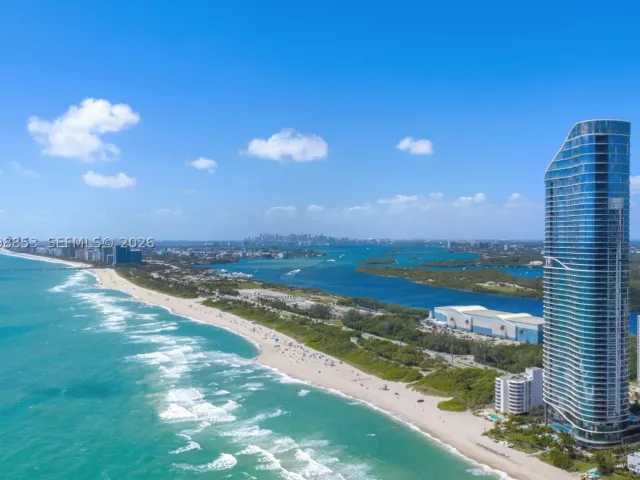 4-bedroom condo for sale in Sunny Isles Beach - 15701 Collins Ave 2005 - MondialRealty