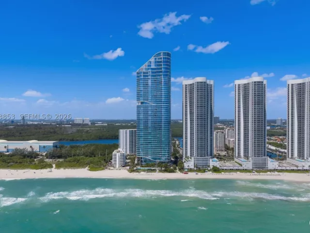 4-bedroom condo for sale in Sunny Isles Beach - 15701 Collins Ave 2005 - MondialRealty
