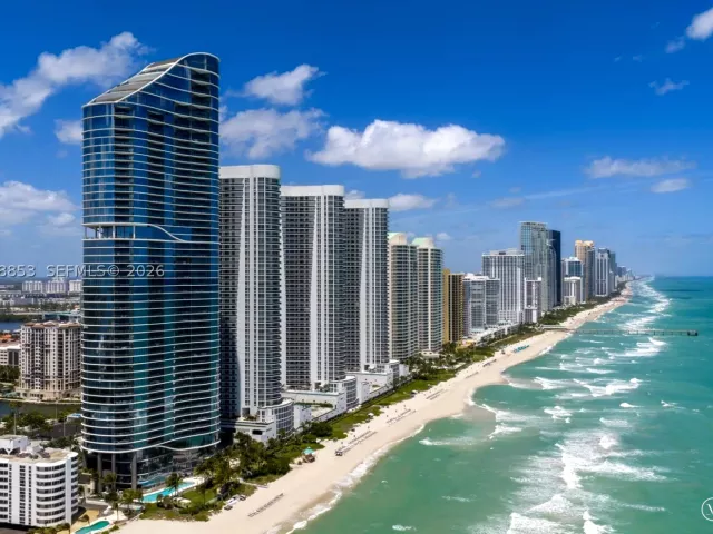 4-bedroom condo for sale in Sunny Isles Beach - 15701 Collins Ave 2005 - MondialRealty