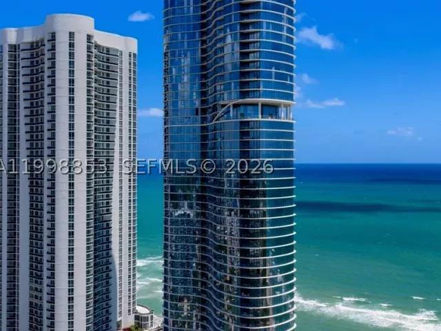 4-bedroom condo for sale in Sunny Isles Beach - 15701 Collins Ave 2005 - MondialRealty