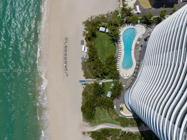 4-bedroom condo for sale in Sunny Isles Beach - 15701 Collins Ave 2005 - MondialRealty