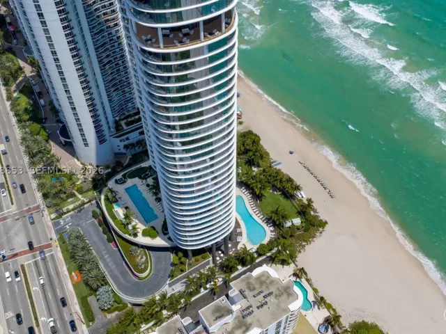 4-bedroom condo for sale in Sunny Isles Beach - 15701 Collins Ave 2005 - MondialRealty