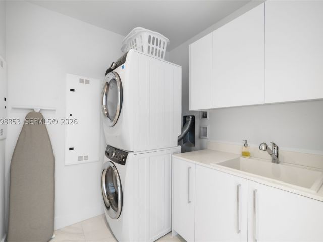4-bedroom condo for sale in Sunny Isles Beach - 15701 Collins Ave 2005 - MondialRealty