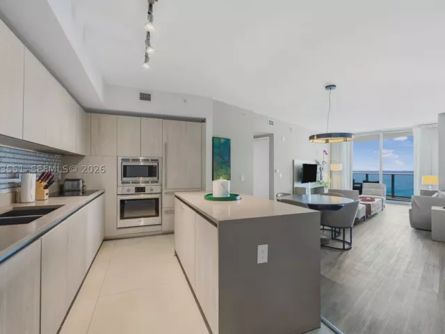 1-bedroom condo for sale in Hollywood - 4111 S Ocean Dr 2207 - MondialRealty