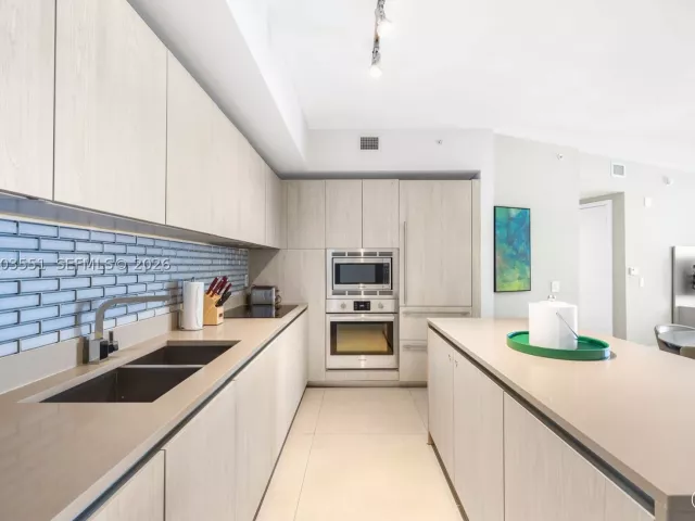 1-bedroom condo for sale in Hollywood - 4111 S Ocean Dr 2207 - MondialRealty
