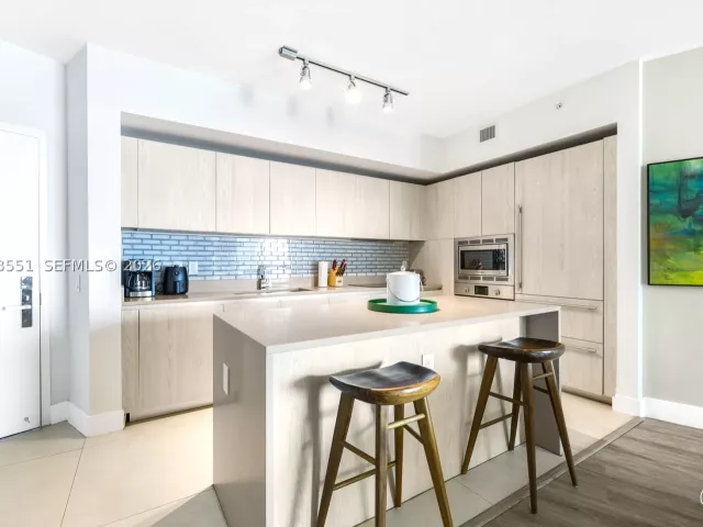 1-bedroom condo for sale in Hollywood - 4111 S Ocean Dr 2207 - MondialRealty
