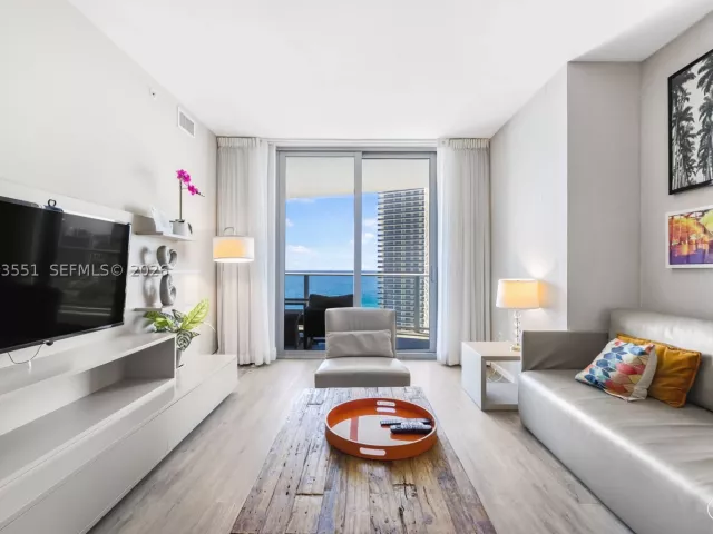 1-bedroom condo for sale in Hollywood - 4111 S Ocean Dr 2207 - MondialRealty