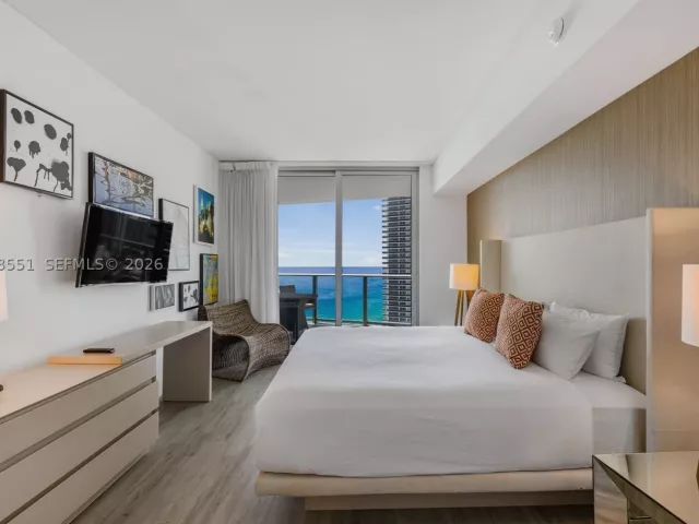 1-bedroom condo for sale in Hollywood - 4111 S Ocean Dr 2207 - MondialRealty
