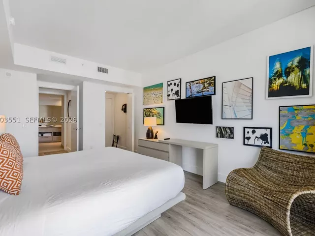 1-bedroom condo for sale in Hollywood - 4111 S Ocean Dr 2207 - MondialRealty