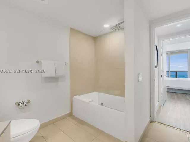 1-bedroom condo for sale in Hollywood - 4111 S Ocean Dr 2207 - MondialRealty
