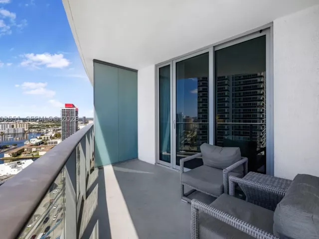 1-bedroom condo for sale in Hollywood - 4111 S Ocean Dr 2207 - MondialRealty