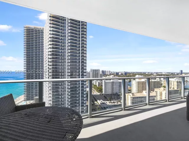 1-bedroom condo for sale in Hollywood - 4111 S Ocean Dr 2207 - MondialRealty
