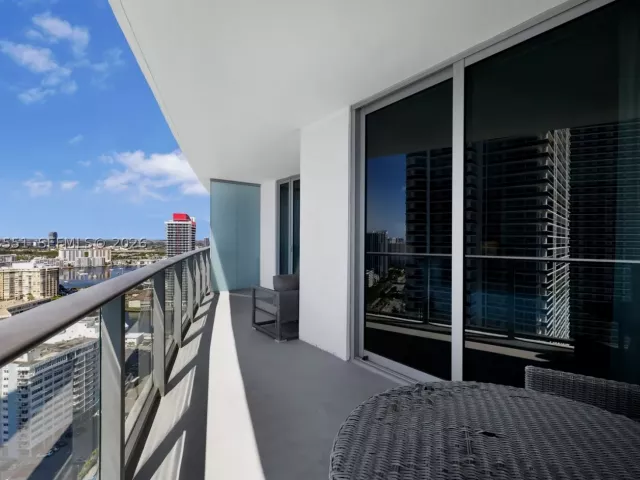 1-bedroom condo for sale in Hollywood - 4111 S Ocean Dr 2207 - MondialRealty