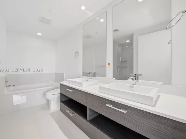 2-bedroom condo for sale in Miami - 55 SW 9th St 3106 - MondialRealty