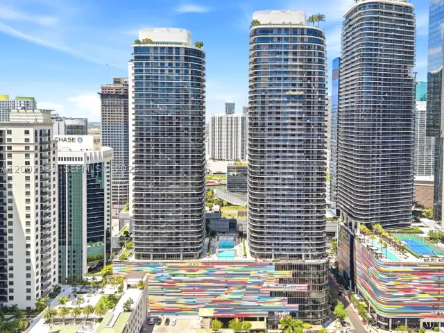 2-bedroom condo for sale in Miami - 55 SW 9th St 3106 - MondialRealty