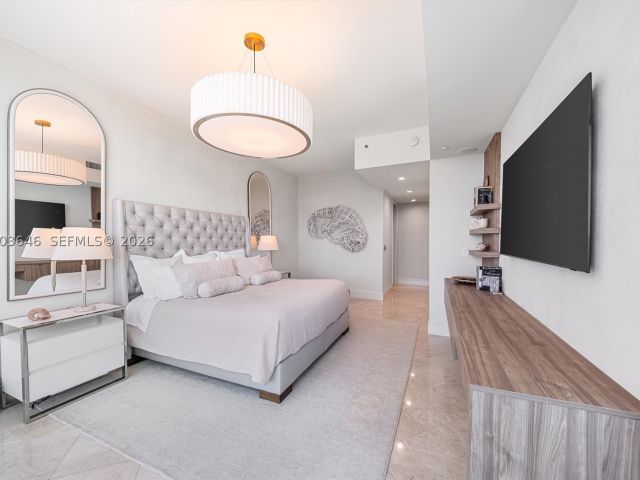 1-bedroom condo for rent in Miami Beach - 100 S Pointe Dr 702 - MondialRealty