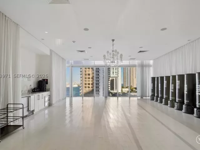 1-bedroom condo for sale in Miami - 465 Brickell Ave 3804 - MondialRealty