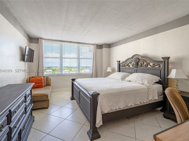 1-bedroom condo for sale in Miami Beach - 5601 Collins Ave 919 - MondialRealty