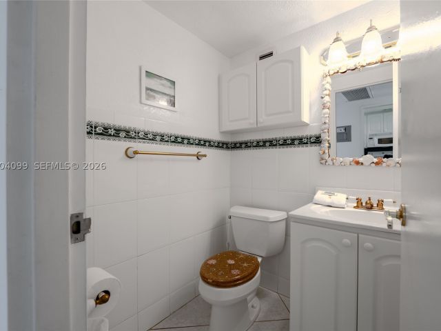 1-bedroom condo for sale in Miami Beach - 5601 Collins Ave 919 - MondialRealty