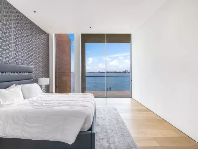 7-bedroom home for rent in Miami Beach - 825 E Dilido Dr - MondialRealty