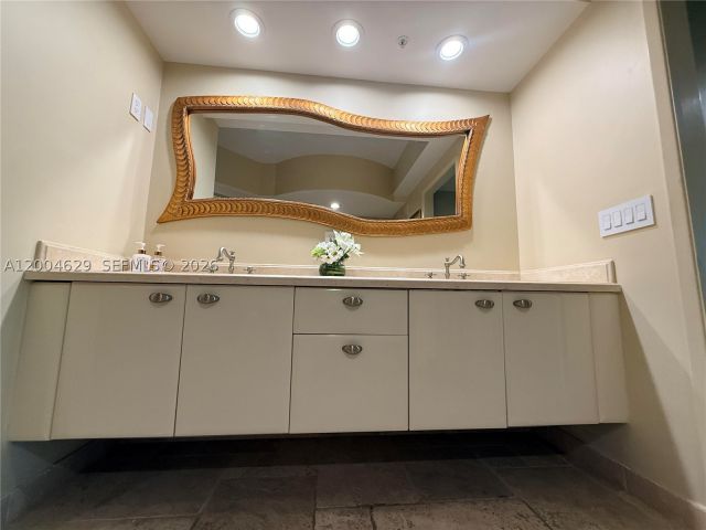 1-bedroom condo for sale in Fort Lauderdale - 333 Las Olas Way 304 - MondialRealty
