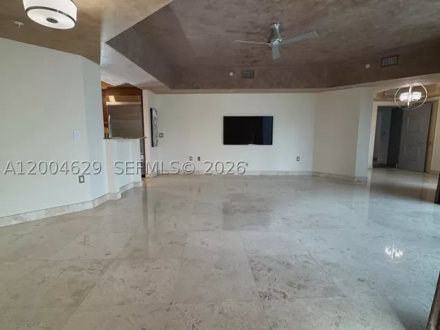 1-bedroom condo for sale in Fort Lauderdale - 333 Las Olas Way 304 - MondialRealty
