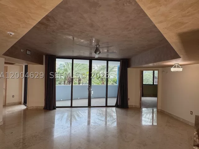 1-bedroom condo for sale in Fort Lauderdale - 333 Las Olas Way 304 - MondialRealty