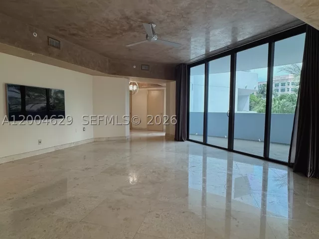 1-bedroom condo for sale in Fort Lauderdale - 333 Las Olas Way 304 - MondialRealty