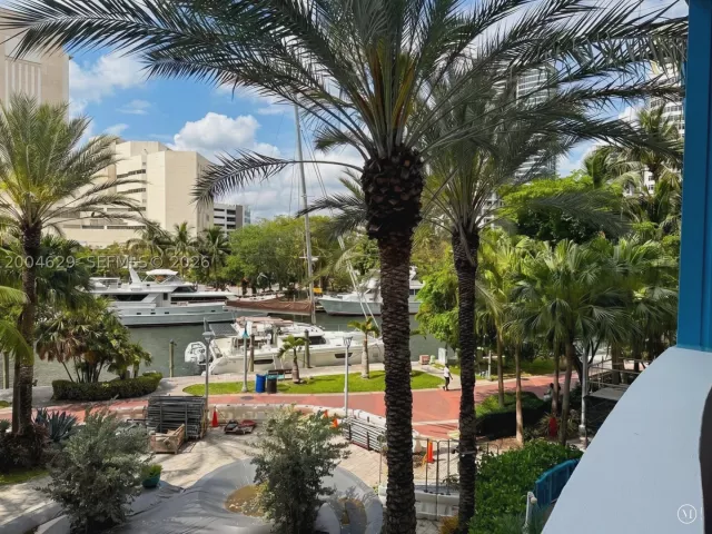 1-bedroom condo for sale in Fort Lauderdale - 333 Las Olas Way 304 - MondialRealty