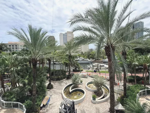 1-bedroom condo for sale in Fort Lauderdale - 333 Las Olas Way 304 - MondialRealty