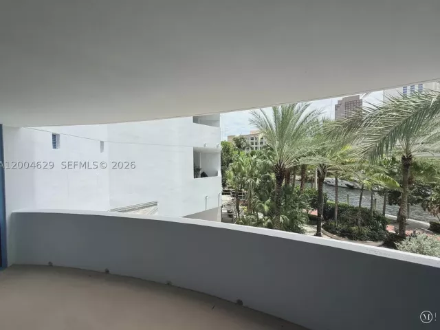 1-bedroom condo for sale in Fort Lauderdale - 333 Las Olas Way 304 - MondialRealty