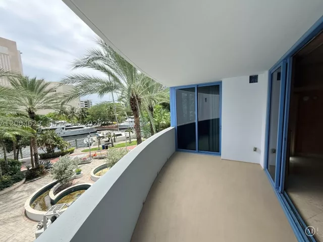 1-bedroom condo for sale in Fort Lauderdale - 333 Las Olas Way 304 - MondialRealty
