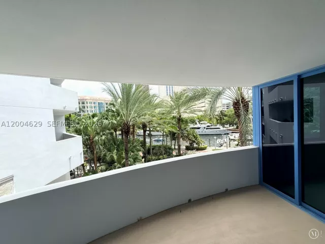 1-bedroom condo for sale in Fort Lauderdale - 333 Las Olas Way 304 - MondialRealty