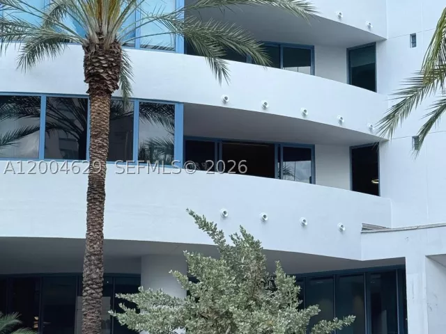 1-bedroom condo for sale in Fort Lauderdale - 333 Las Olas Way 304 - MondialRealty