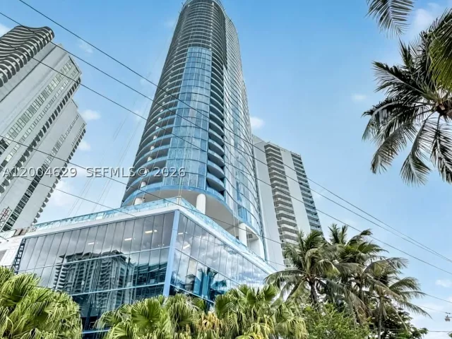 1-bedroom condo for sale in Fort Lauderdale - 333 Las Olas Way 304 - MondialRealty