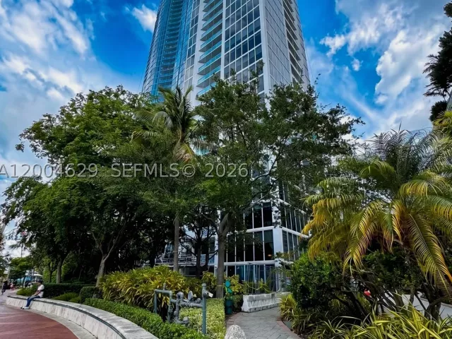 1-bedroom condo for sale in Fort Lauderdale - 333 Las Olas Way 304 - MondialRealty