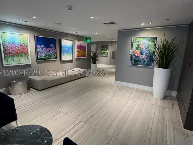 1-bedroom condo for sale in Fort Lauderdale - 333 Las Olas Way 304 - MondialRealty