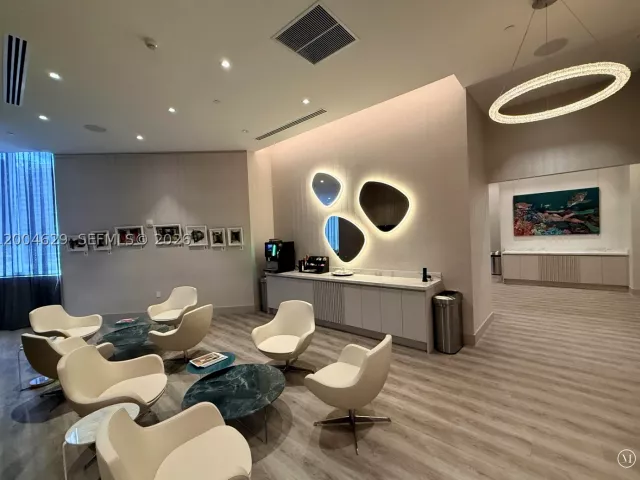 1-bedroom condo for sale in Fort Lauderdale - 333 Las Olas Way 304 - MondialRealty