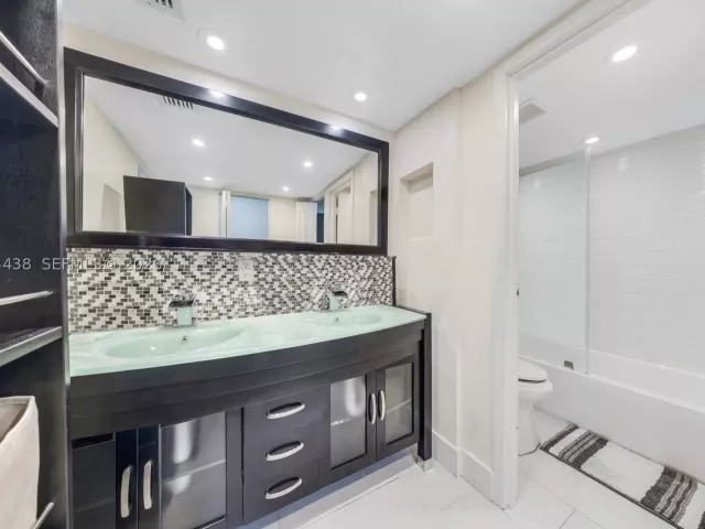 2-bedroom condo for sale in Sunny Isles Beach - 100 Bayview Dr 606 - MondialRealty