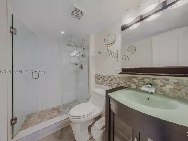 2-bedroom condo for sale in Sunny Isles Beach - 100 Bayview Dr 606 - MondialRealty