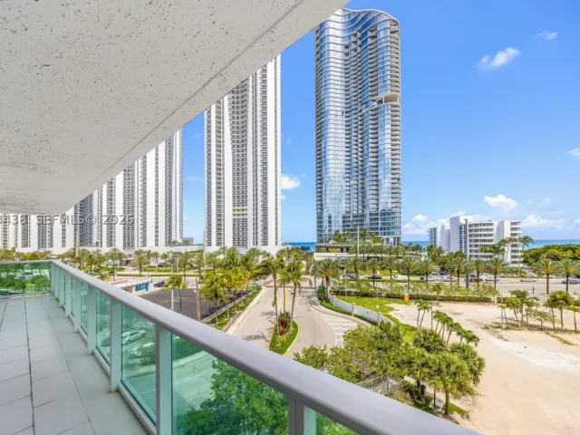 2-bedroom condo for sale in Sunny Isles Beach - 100 Bayview Dr 606 - MondialRealty