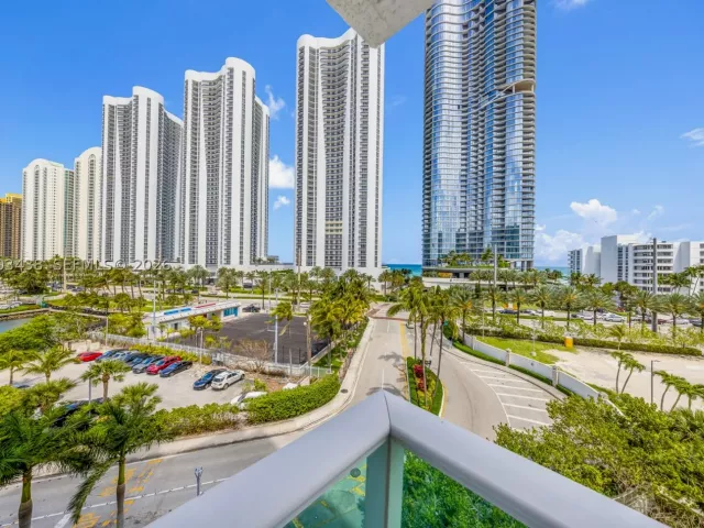 2-bedroom condo for sale in Sunny Isles Beach - 100 Bayview Dr 606 - MondialRealty