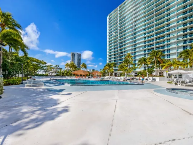 2-bedroom condo for sale in Sunny Isles Beach - 100 Bayview Dr 606 - MondialRealty