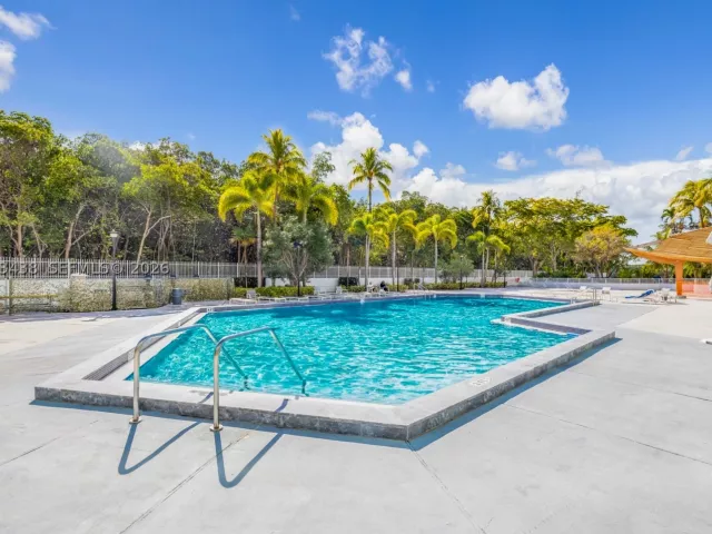 2-bedroom condo for sale in Sunny Isles Beach - 100 Bayview Dr 606 - MondialRealty