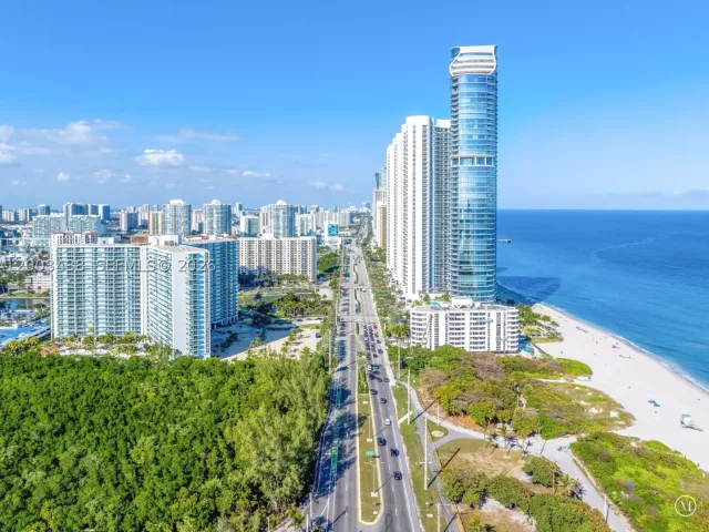 2-bedroom condo for sale in Sunny Isles Beach - 100 Bayview Dr 606 - MondialRealty